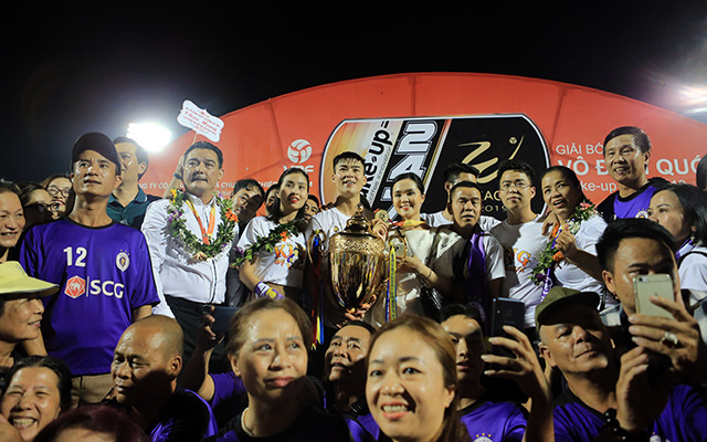 CĐV đội bóng Thủ đô lên chia vui cùng các cầu thủ con cưng sau chức vô địch lần thứ 5 trong lịch sử 