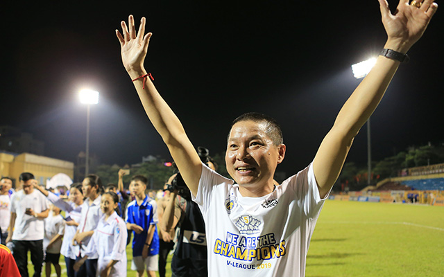 Nụ cười hạnh phúc của HLV Chu Đình Nghiêm sau khi giúp đội nhà bảo vệ thành công chức vô địch 