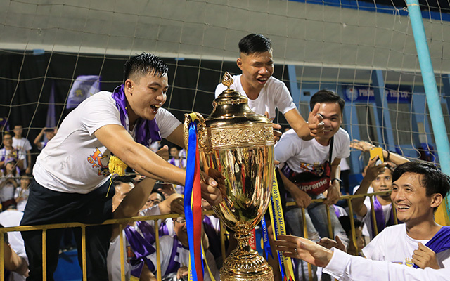 Cầu thủ và BHL Hà Nội FC mang cúp ra tận khán đài để tri ân các CĐV ruột 