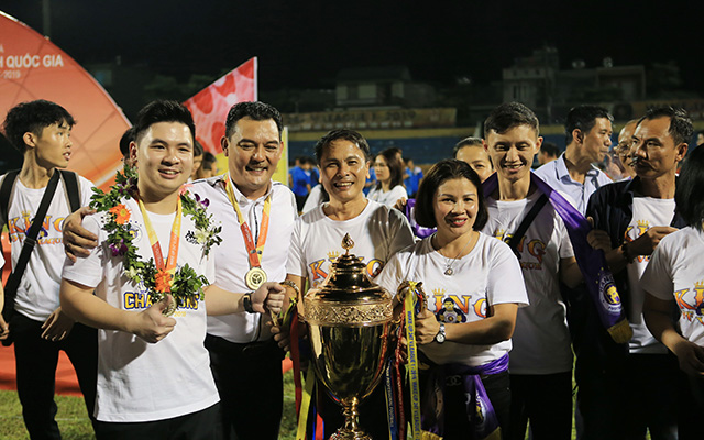 Gia đình Quang Hải xuống sân chia vui với chức vô địch của Hà Nội FC 