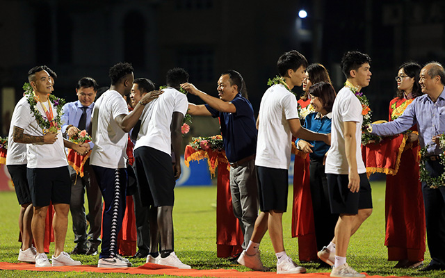 Bất chấp thất bại 2-4 ở lượt trận cuối trước Than.QN vẫn không ngăn cản niềm vui của Hà Nội FC trong ngày đăng quang V.League 2019