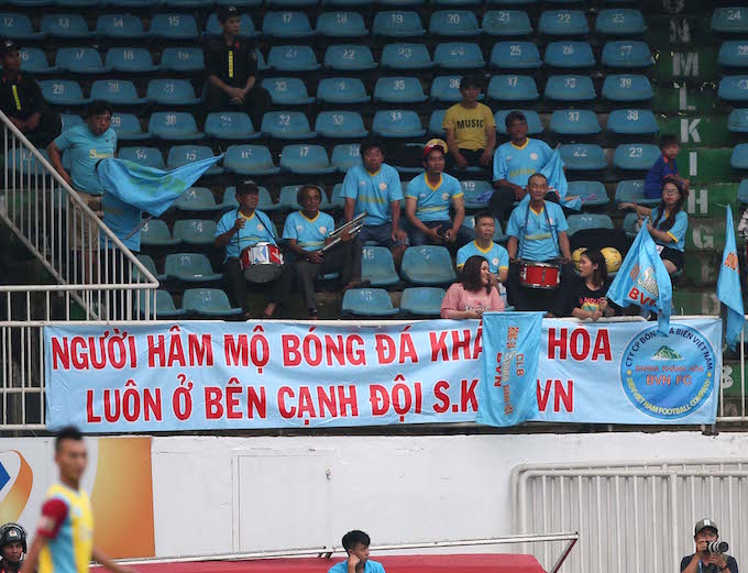 Các CĐV Khánh Hoà cổ vũ đội nhà ở trận đấu cuối của V.League 2019. Ảnh: Minh Trần