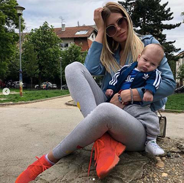Jovic bị cho là bỏ cô vợ Andjela Manitasevic và con trai để đi lái máy bay bà già