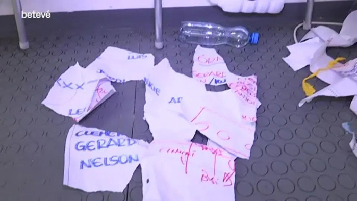 Các mảnh giấy ghi chiến thuật của Barca sau khi bị xé vứt vung vãi khắp nơi trên sàn nhà.