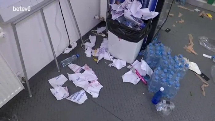 Những mảnh giấy, chai nước, túi ni lon vứt bừa dưới sàn nhà dù bên cạnh có sẵn thùng rác. Điều này khiến cho nhân viên dọn vệ sinh tại đây không khỏi bức xúc trước ý thức giữ gìn vệ sinh của các vị khách. 