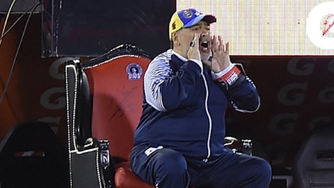 Maradona ngồi 'ngai vàng' chỉ đạo trên sân đối thủ