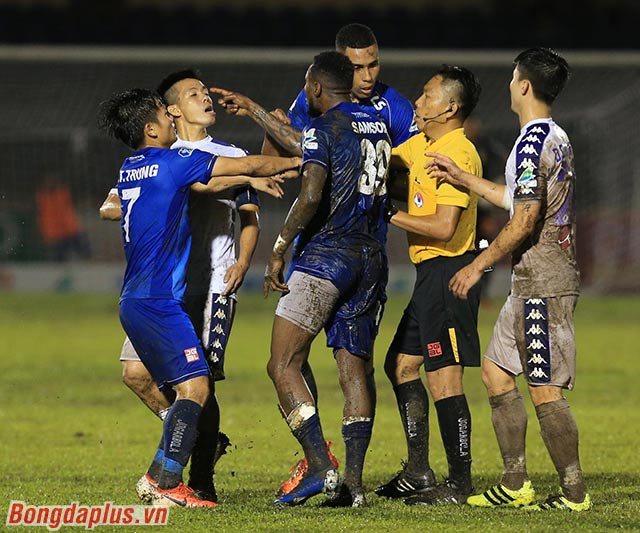 Phút 70 trận chung kết Cúp Quốc gia giữa Quảng Nam FC và Hà Nội FC, Hoàng Vũ Samson bên phía Quảng Nam ngã xuống sân sau khi tranh bóng với Duy Mạnh 