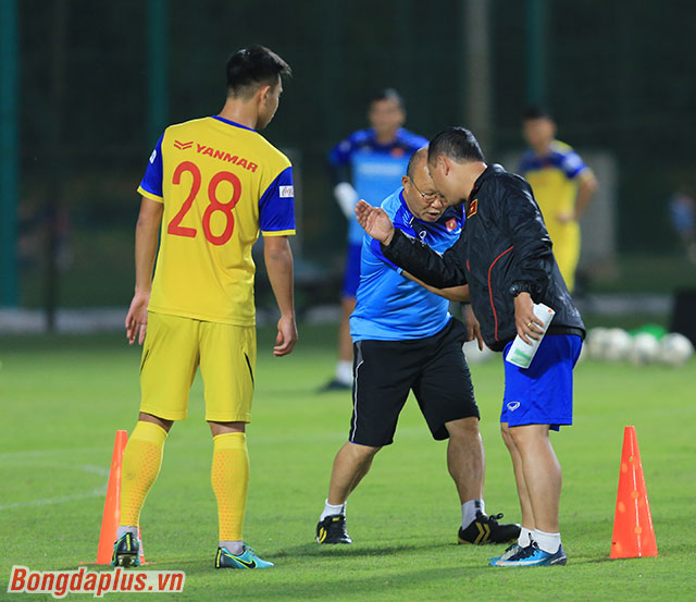 Tuy nhiên Việt Phong chưa để lại nhiều dấu ấn. Việc HLV Park Hang Seo triệu tập cầu thủ này cho 2 trận đấu với UAE (14/11) và Thái Lan (19/11) khiến nhiều người hoài nghi 