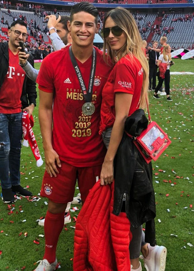 Hồi tháng 5 vừa qua, James lần đầu tiên công khai bạn gái mới sau trận Bayern đại thắng Frankfurt với tỷ số 5-1. Sau đấy, Bayern mở tiệc ăn mừng với chức vô địch Bundesliga 2018/19