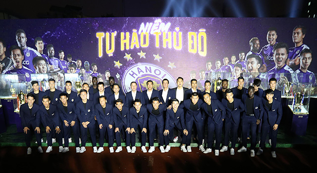 Tối nay (1/11), tại sân vận động Hàng Đẫy đã diễn ra Lễ vinh danh thành tích của Hà Nội FC mang tên "Tự hào Hà Nội - Vinh quang Việt Nam".