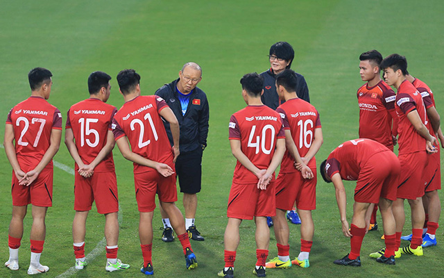 HLV Park Hang Seo gọi riêng nhóm cầu thủ của Hà Nội FC và Quảng Nam ra một góc để hỏi thăm sức khoẻ. Sau buổi nói chuyện, ông quyết định cho 10 cầu thủ này tập nhẹ thả lỏng ở ngoài 