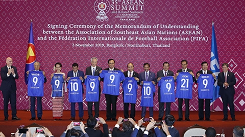 Thủ tướng Nguyễn Xuân Phúc chứng kiến ASEAN và FIFA ký bản ghi nhớ hợp tác