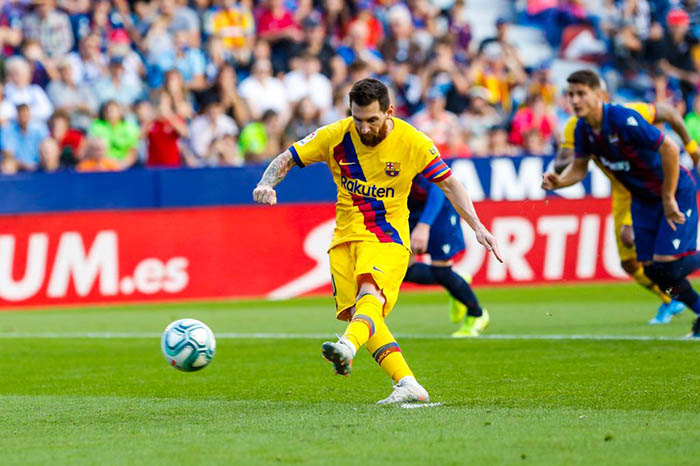 Ở trận đấu trên sân Levante, Lionel Messi đã mở tỷ số cho Barcelona ở phút 38 từ cú sút penalty thành công. Theo thống kê, cái chân trái của Messi đã chạm mốc 500 bàn trên mọi đấu trường, đạt tỷ lệ 82,1% trong tổng số 609 pha lập công đã có tính cho tới thời điểm này