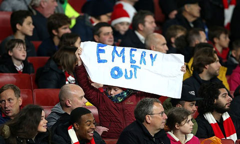 Các CĐV Arsenal bất mãn với Emery