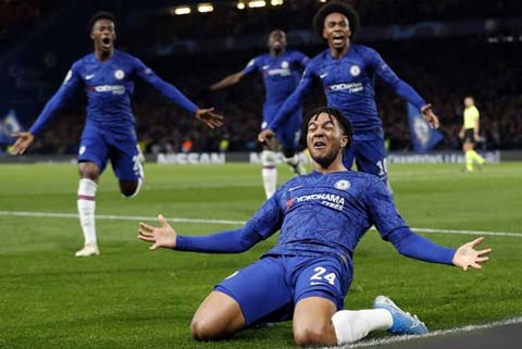 Hậu vệ trẻ Reece James ăn mừng đầy cảm xúc khi ghi bàn gỡ hòa 4-4 cho Chelsea