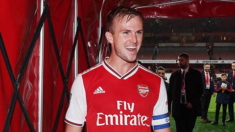 Emery cũng không biết vì sao để Holding đeo băng thủ quân Arsenal