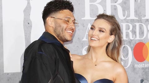 Hậu trường sân cỏ 08/11: Perrie Edwards chưa vội đính hôn với Oxlade-Chamberlain