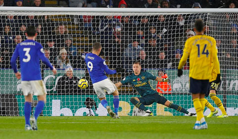 Vardy mở tỉ số cho Leicester ở phút 68