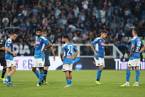 Cầu thủ Napoli bị dọa giảm 1/4 lương sau khi có hành động chống đối chủ tịch De Laurentiis