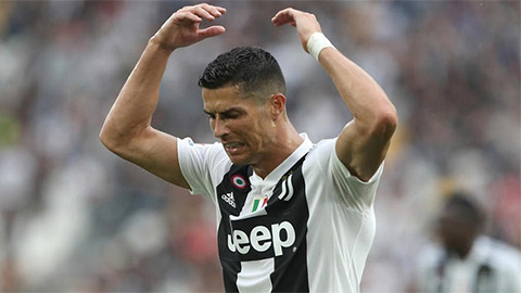 Đang 'khó ở', Ronaldo còn bất ngờ bị bóc mẽ điểm yếu