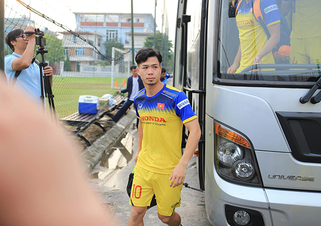 Sau khi trở về nước hội quân trong sáng nay, bộ đôi Công Phượng, Văn Hậu đã có buổi tập đầu tiên cùng ĐT Việt Nam ngay trong chiều 11/11để chuẩn bị cho 2 trận đấu với UAE và Thái Lan ở vòng loại World Cup 2022