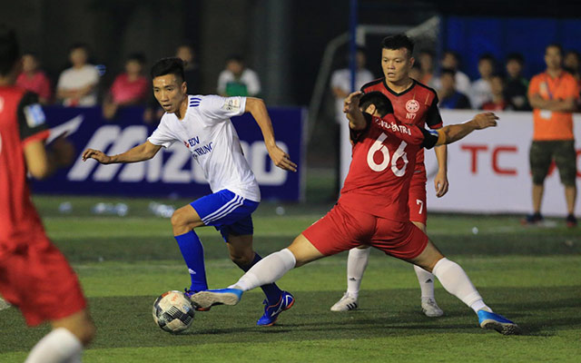 Trận đấu giữa hai đội Nguyễn Trãi và BIDV Quang Trung cũng chứng kiến màn chạm mặt thú vị của các cầu thủ đang chơi bóng ở V.League. Tiền vệ Anh Tuấn (Quảng Nam) đi bóng trong sự truy cản của Văn Thuận (TP.HCM) và đồng đội Như Tuấn (Quảng Nam)