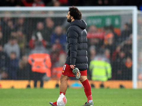 Salah rời sân Anfield sau trận Man City với túi đá chườm mắt cá chân