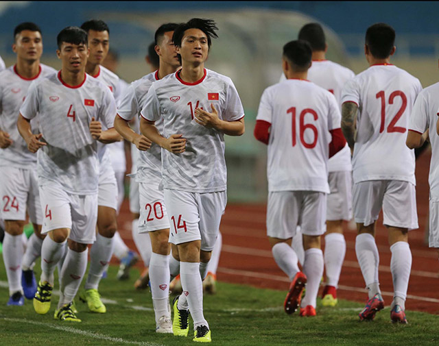 Vào tối ngày 13/11, đội tuyển Việt Nam có buổi tập làm quen sân Mỹ Đình nhằm chuẩn bị cho trận gặp UAE vào tối mai