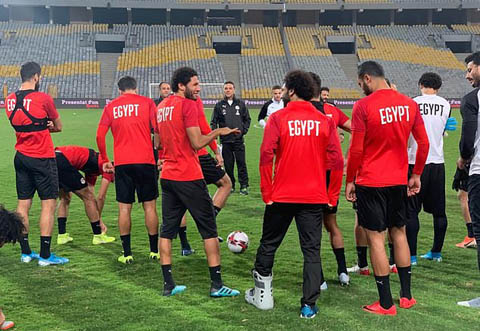 Salah đứng xem các đồng đội ở ĐT Ai Cập chuẩn bị cho buổi tập