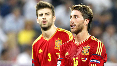 Pique (trái) ngó lơ Ramos trong một buổi tập của ĐT Tây Ban Nha
