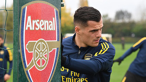 Newcastle & Milan tranh giành đội trưởng 'tâm thần' của Arsenal