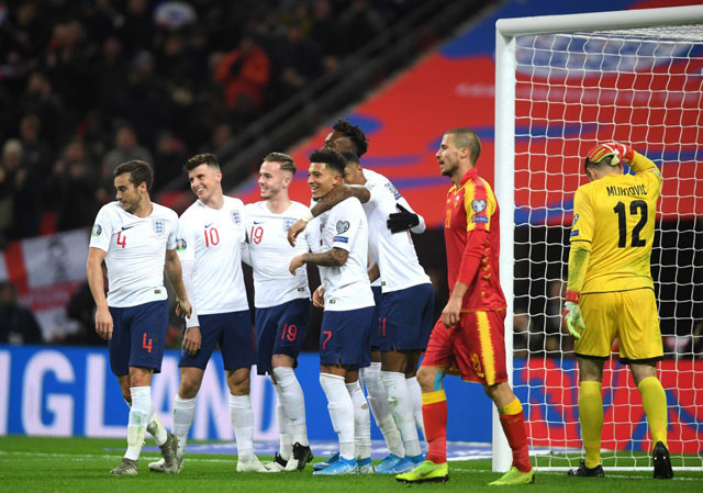 ĐT Anh ăn mừng chiến thắng trước Montenegro