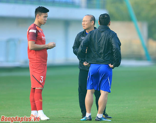 HLV Park Hang Seo trao đổi với đội trưởng Quế Ngọc Hải 