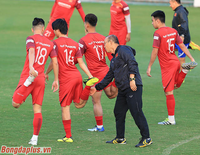 HLV Park Hang Seo hỗ trợ Tuấn Anh khi tập luyện 