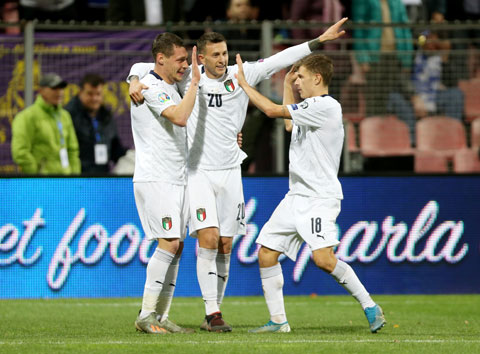 ĐT Italia ăn mừng chiến thắng