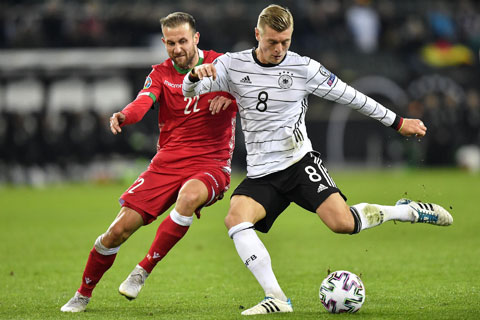 Kroos (phải) ghi 2 bàn và góp 1 pha kiến tạo giúp Đức hạ Belarus 4-0