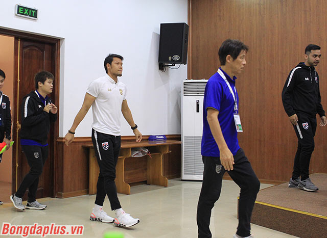 HLV Nishino và thủ môn Thamsatchana đến phòng họp báo - Ảnh: Phan Tùng 