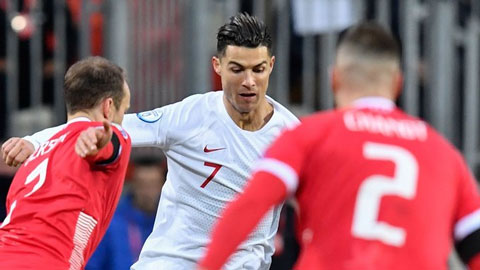 Mỗi lần Ronaldo dứt điểm là một lần tên Messi lại vang lên