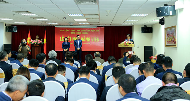 Đồng chí Nguyễn Hà Thanh - Bí thư chi bộ Nội dung trao quyết định kết nạp đảng viên cho hai đồng chí là Đặng Vân Anh và Trần Trung Nghĩa
