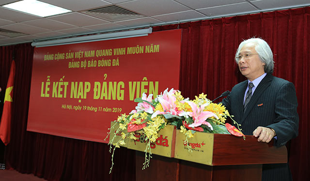 Bí thư Đảng uỷ, Tổng biên tập báo Bóng đá Nguyễn Văn Phú bày tỏ vui mừng tại buổi lễ kết nạp thêm 6 đảng viên cho 3 chi bộ