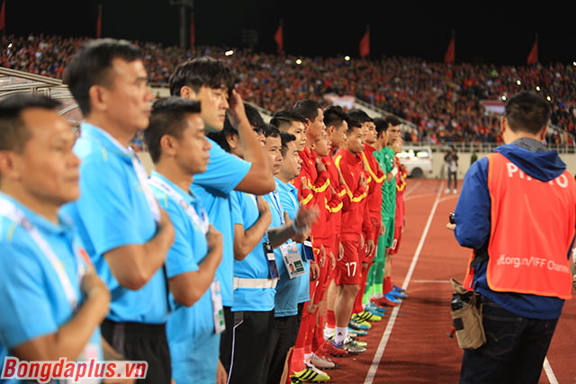 Đội tuyển Việt Nam đồng loạt đặt tay lên ngực khi hát quốc ca