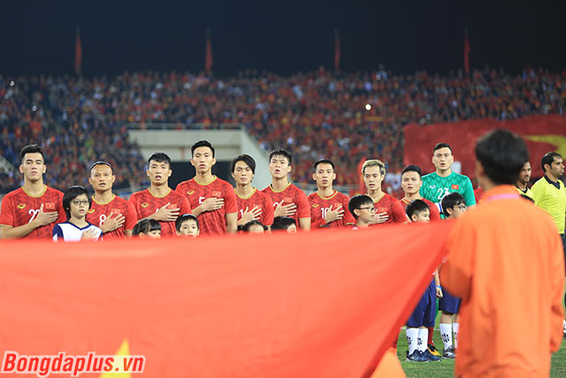 Các cầu thủ Việt Nam bồi hồi trong trận cầu gặp Thái Lan 
