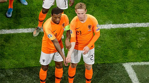Giải mã hành động lạ của Wijnaldum và De Jong