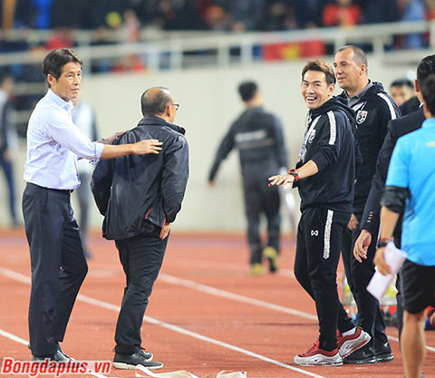 Hai trợ lý (trong hình) khiêu khích HLV Park Hang Seo - Ảnh: Đức Cường 