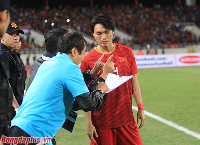 Trợ lý Lee Young Jin ra dấu yêu cầu Tuấn Anh phải theo thật sát Chanathip ở trận đấu giữa Việt Nam và Thái Lan 