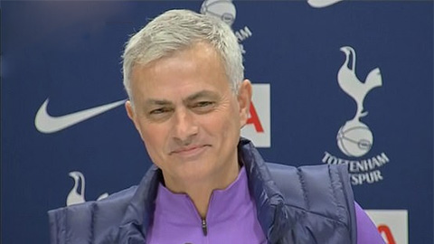 Mourinho tự nhận mình là "người khiêm tốn" ở cuộc họp báo ra mắt Tottenham Mourinho tự nhận mình là "người khiêm tốn" ở cuộc họp báo ra mắt Tottenham