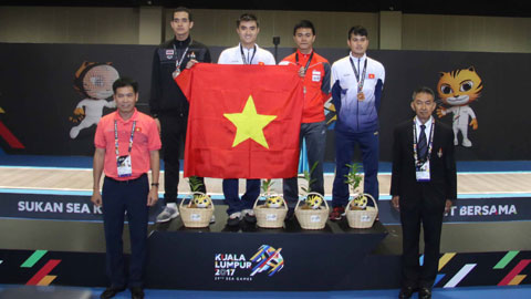 Vũ Thành An (cầm cờ) từng giành HCV nội dung kiếm chém nam tại SEA Games 29 	Ảnh: MINH TUẤN