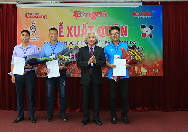 Tổng biên tập Nguyễn Văn Phú trao quyết định cho các phóng viên đi tác nghiệp SEA Games 30 - Ảnh: Đức Cường 