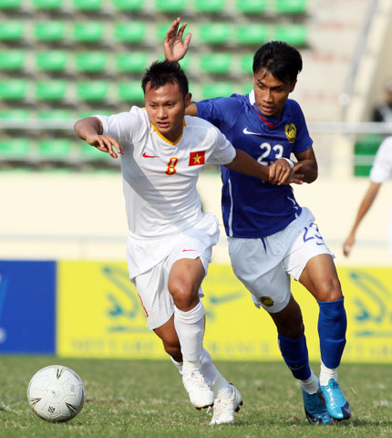 Trọng Hoàng trong cuộc đối đầu với Malaysia tại vòng bảng SEA Games 25 