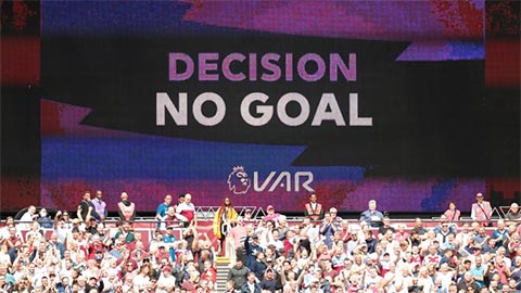 VAR 'đổi trắng thay đen' 4 lần ở Ngoại hạng Anh mùa này